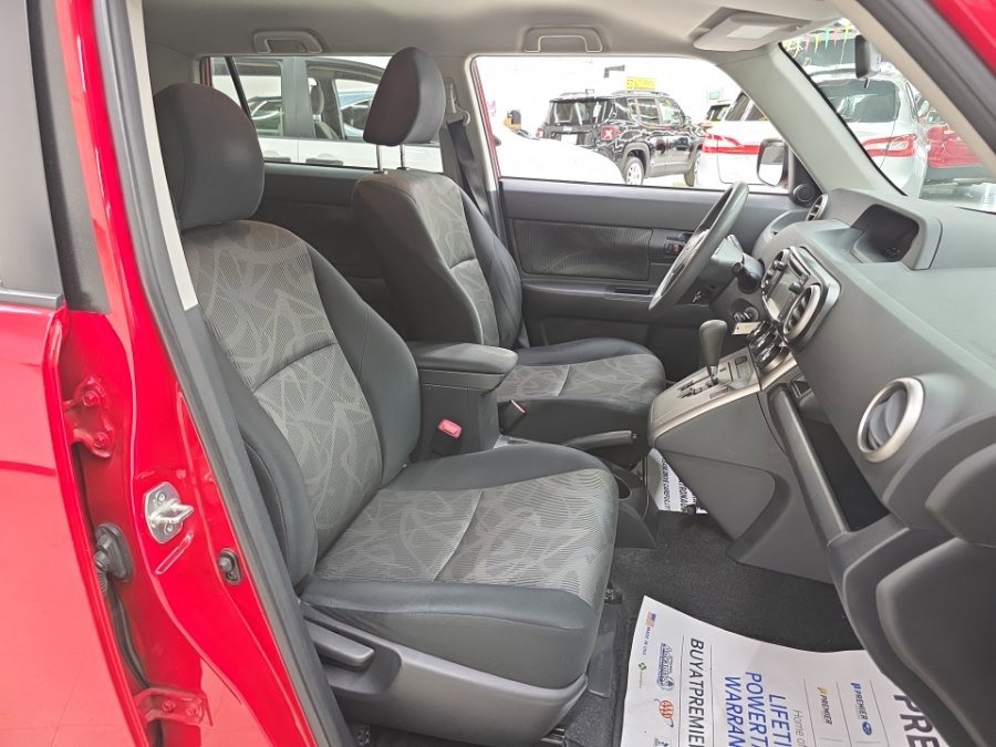 Used 2015 Scion xB FWD image 8