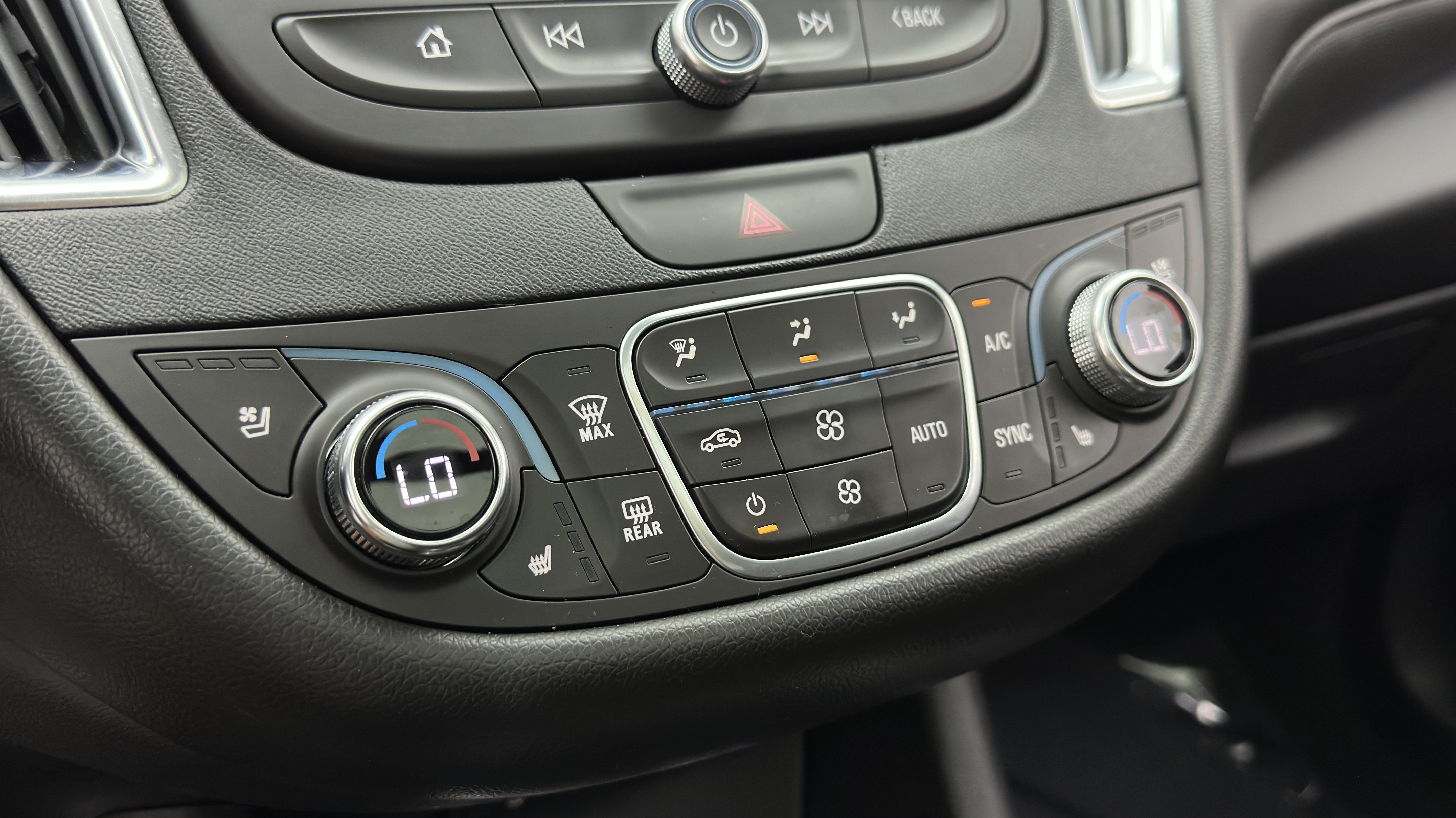 Used 2018 Chevrolet Malibu Premier w/ Premier Sun and Wheel Package FWD image 21