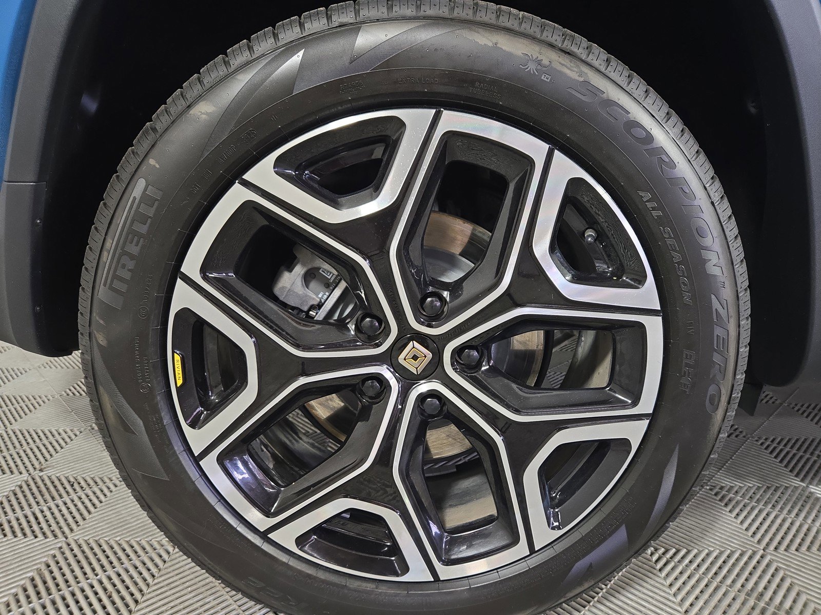 Used 2024 Rivian R1S Adventure image 12