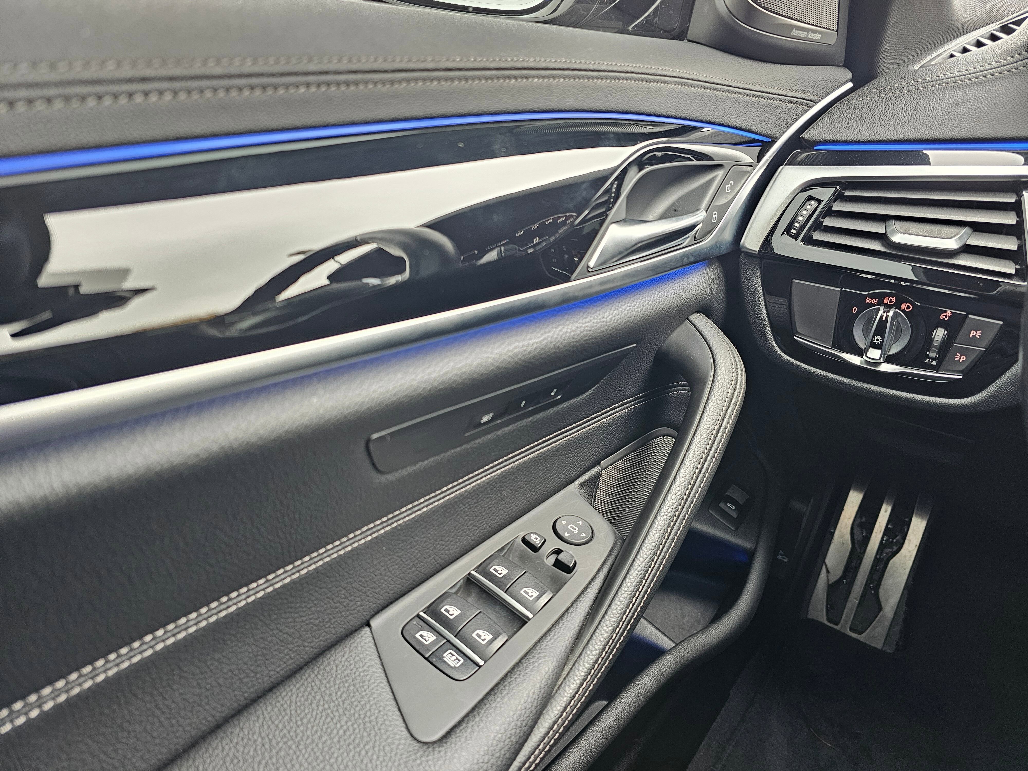 Certified 2022 BMW M550i xDrive w/ Executive Package image 29