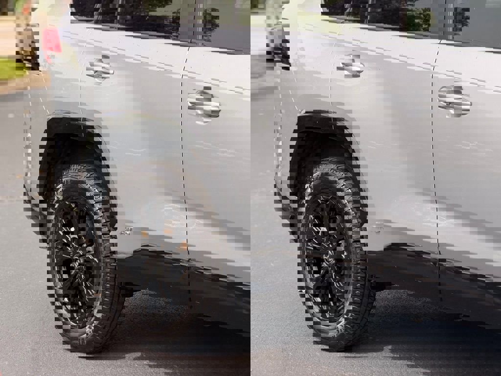 Used 2023 Toyota RAV4 SE image 8