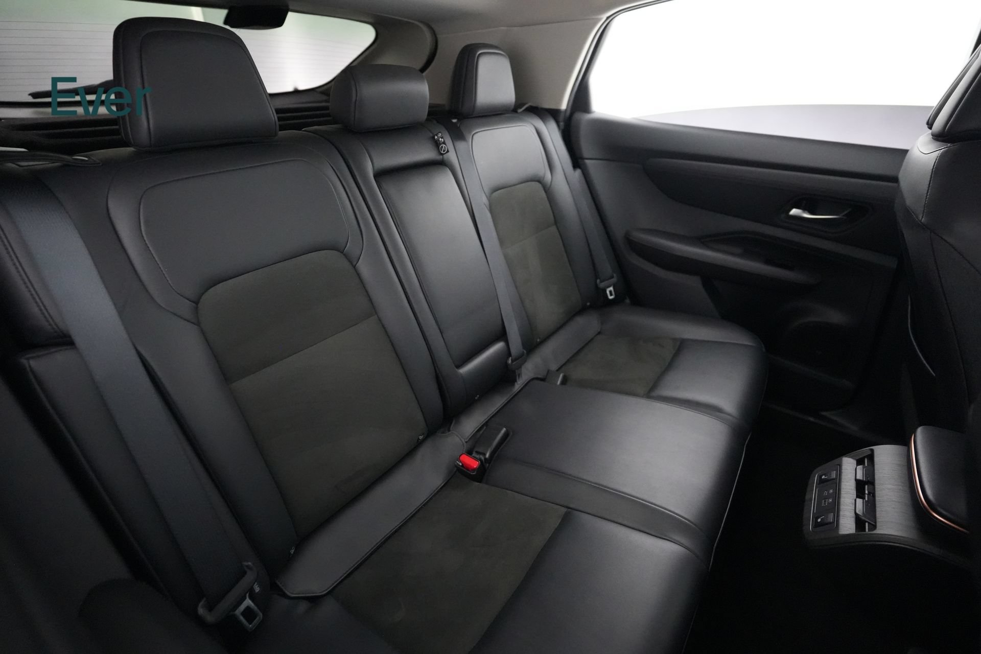 Used 2024 Nissan Ariya AWD image 5