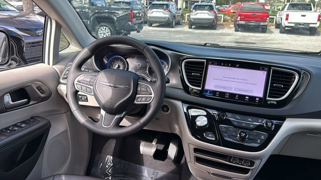 Used 2024 Chrysler Pacifica Touring-L image 14