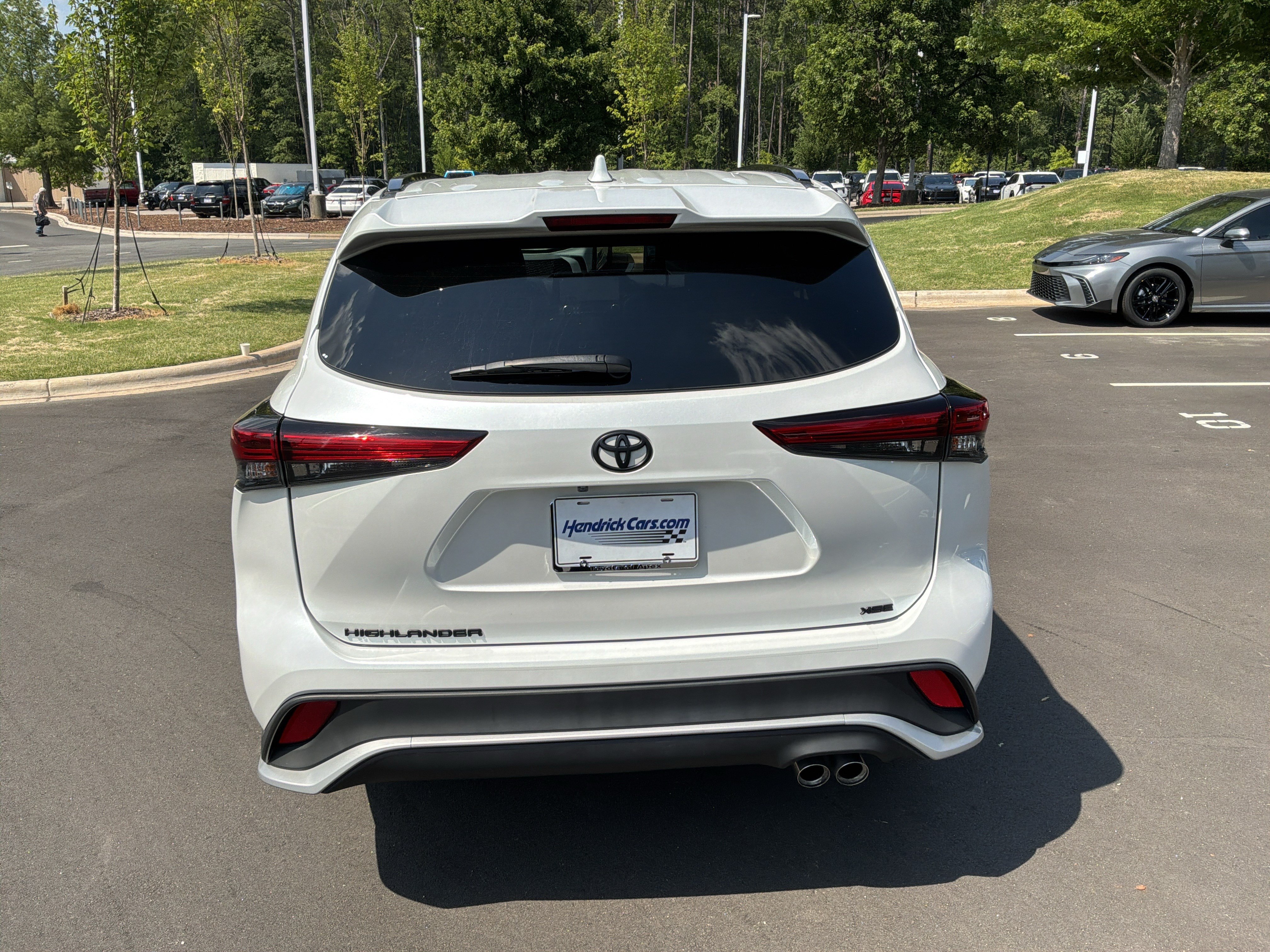 Used 2023 Toyota Highlander XSE FWD image 9