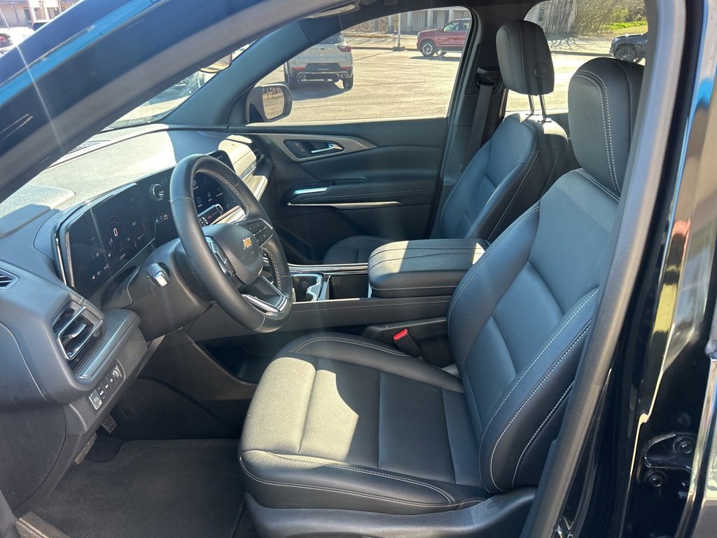 Used 2025 Chevrolet Traverse LT image 8