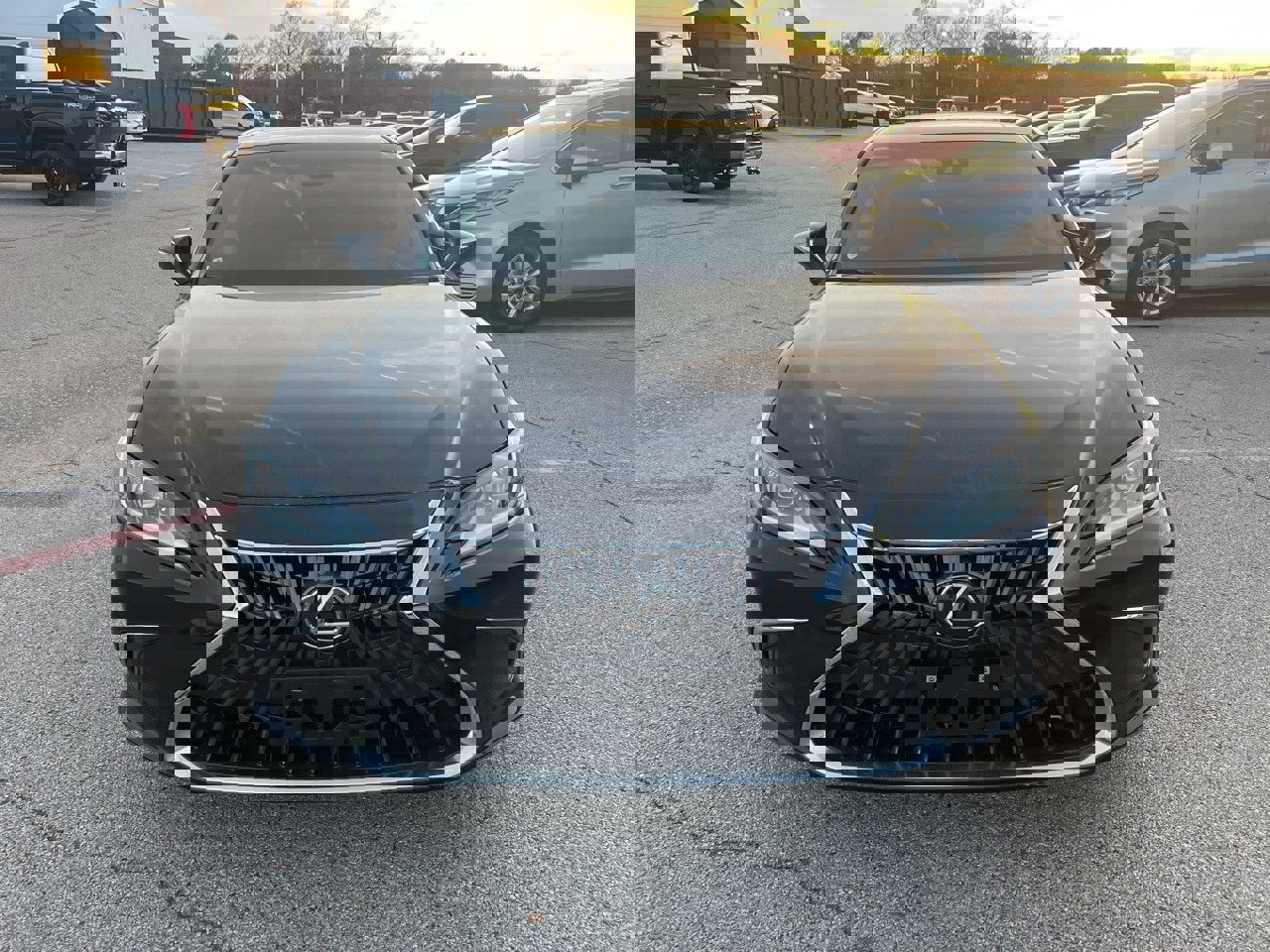 Used 2024 Lexus ES 300h w/ Luxury Package image 2