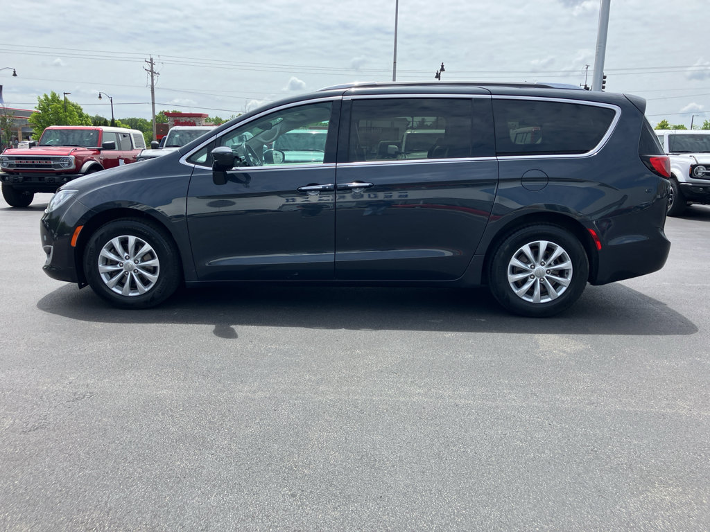Used 2019 Chrysler Pacifica Touring-L FWD image 5