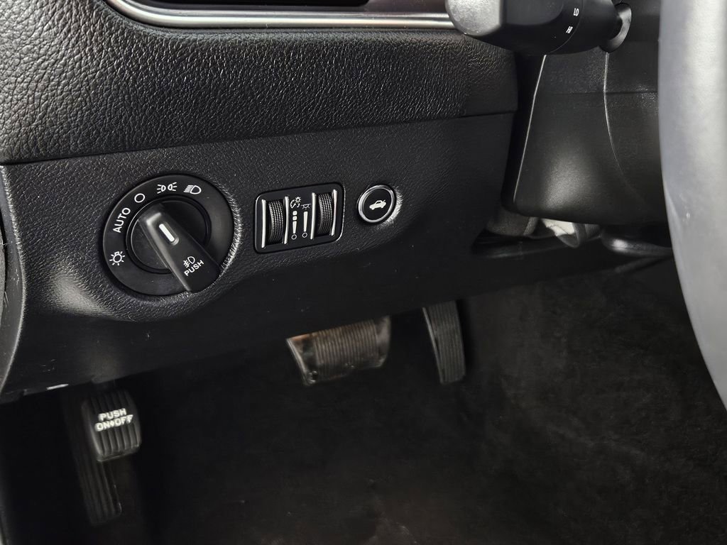 Used 2015 Dodge Challenger R/T w/ Quick Order Package 28B R/T RWD image 25