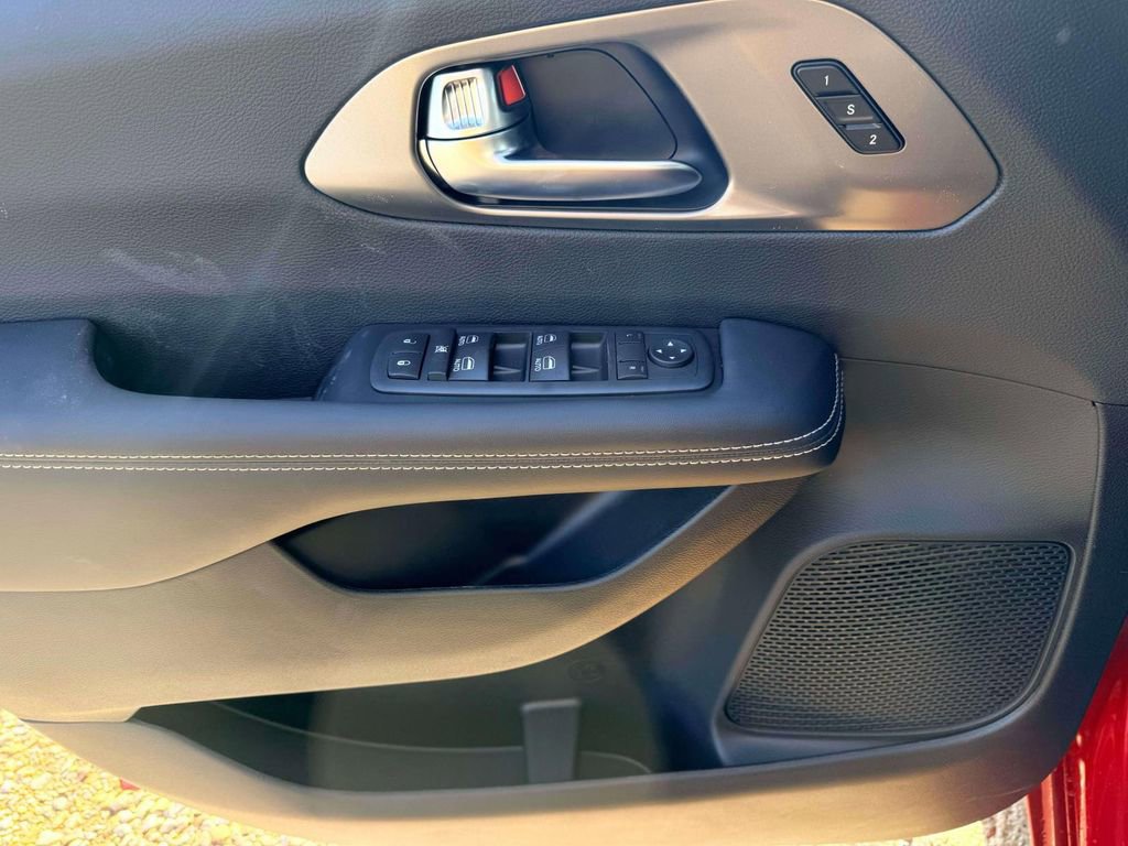 New 2026 Chrysler Pacifica Select AWD/4WD image 11
