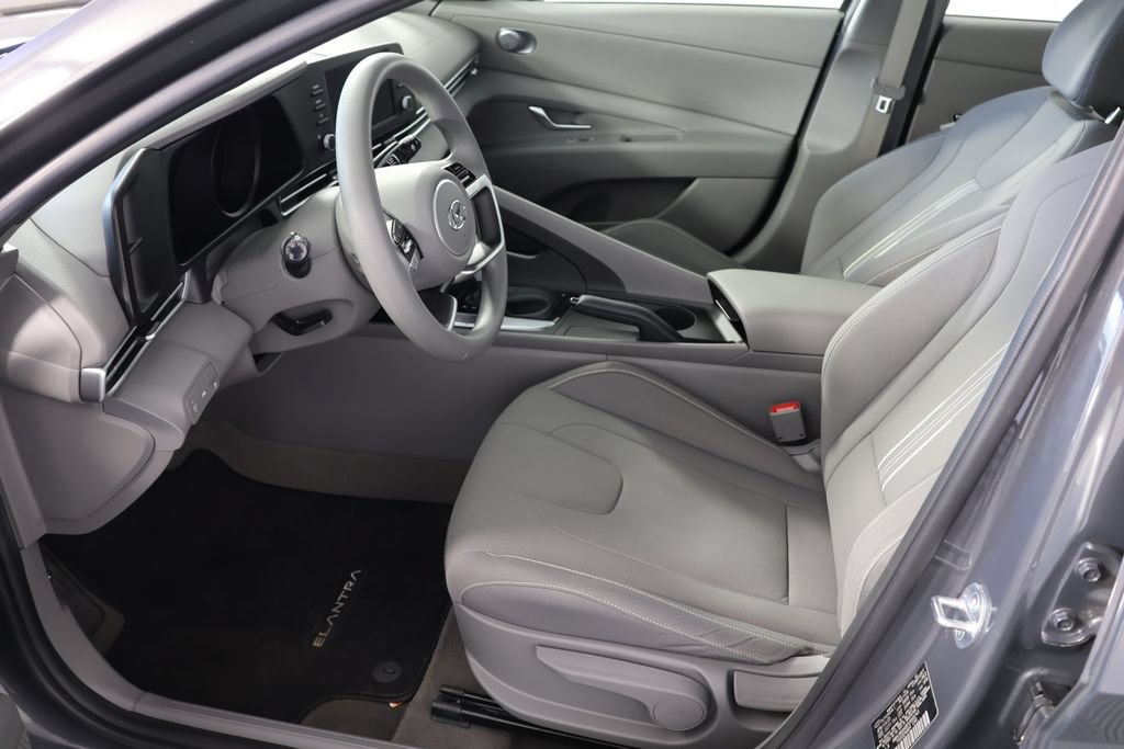 Used 2023 Hyundai Elantra SEL w/ Preferred Accessory Package FWD image 18