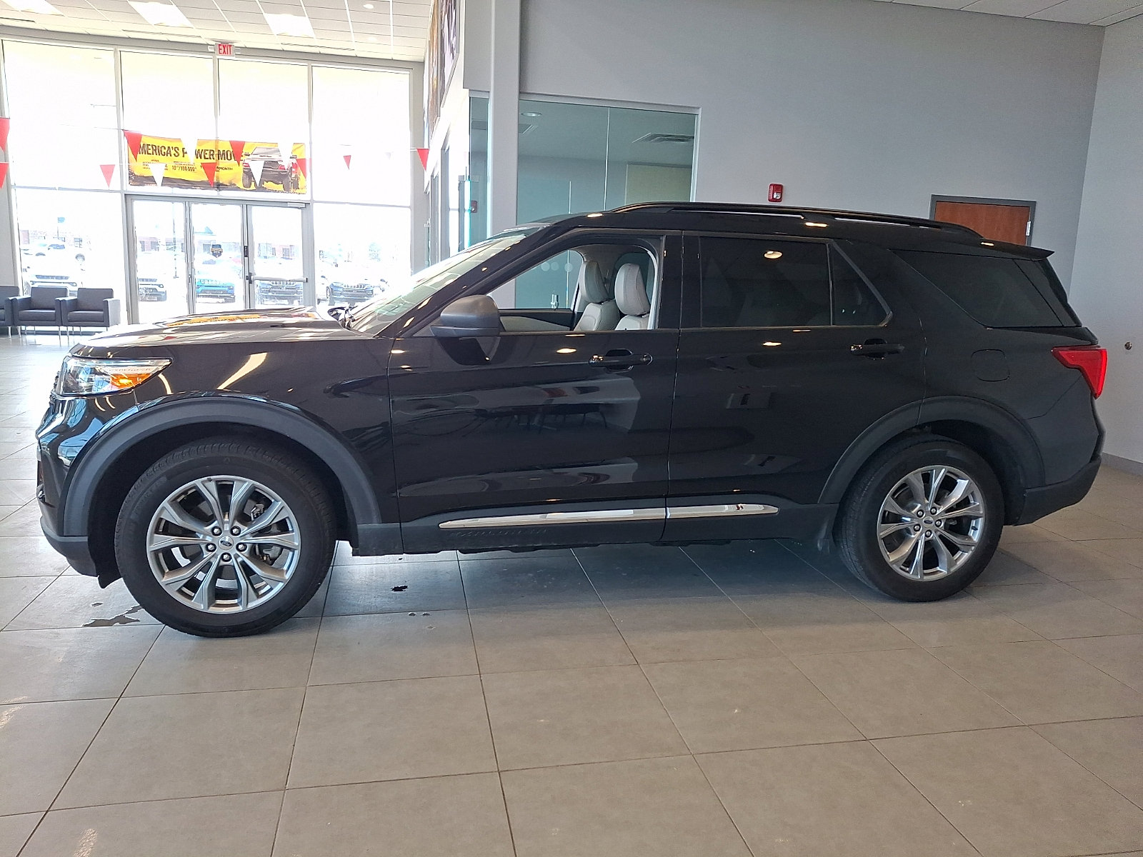 Certified 2022 Ford Explorer XLT w/ Equipment Group 202A AWD/4WD image 7
