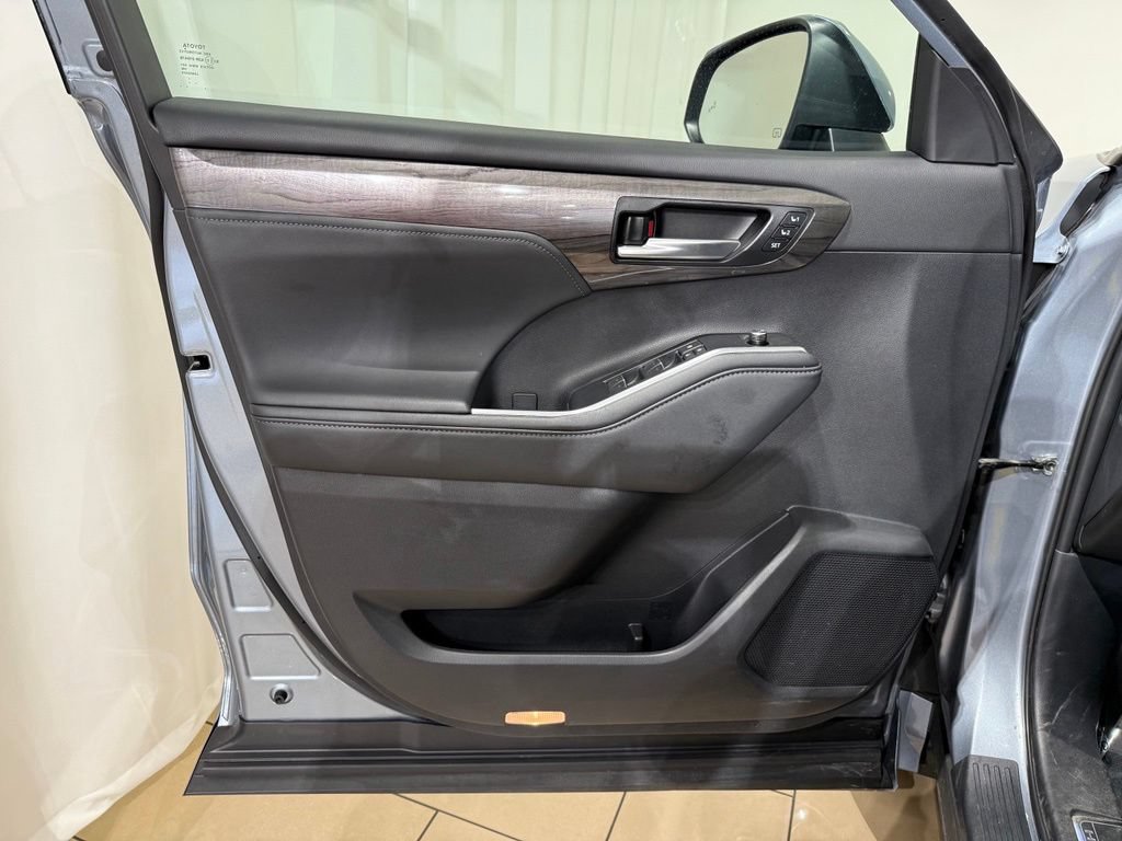 Certified 2024 Toyota Highlander Platinum AWD/4WD image 15