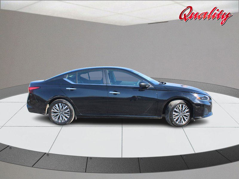 Used 2024 Nissan Altima 2.5 SV image 2