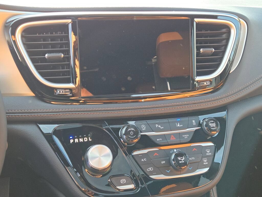 New 2026 Chrysler Pacifica Pinnacle AWD/4WD image 22