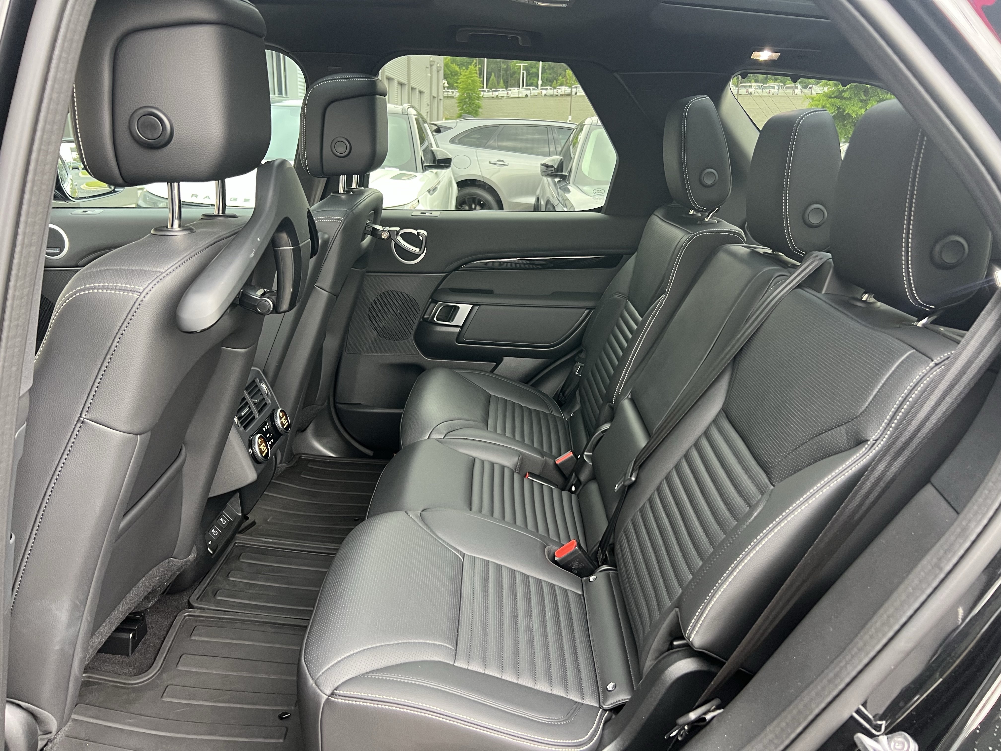 Certified 2025 Land Rover Discovery S AWD/4WD image 33