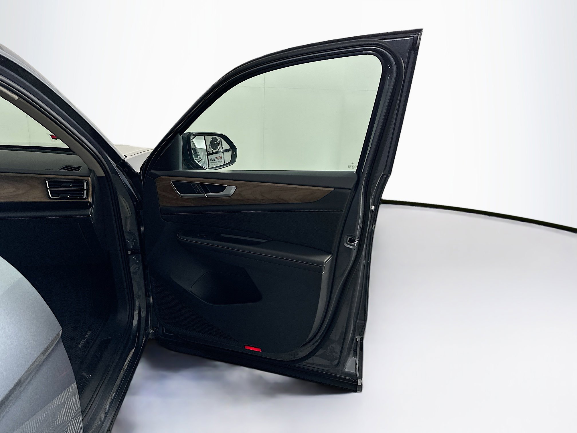 Used 2024 Volkswagen Atlas SE w/ Black Wheel Package FWD image 34