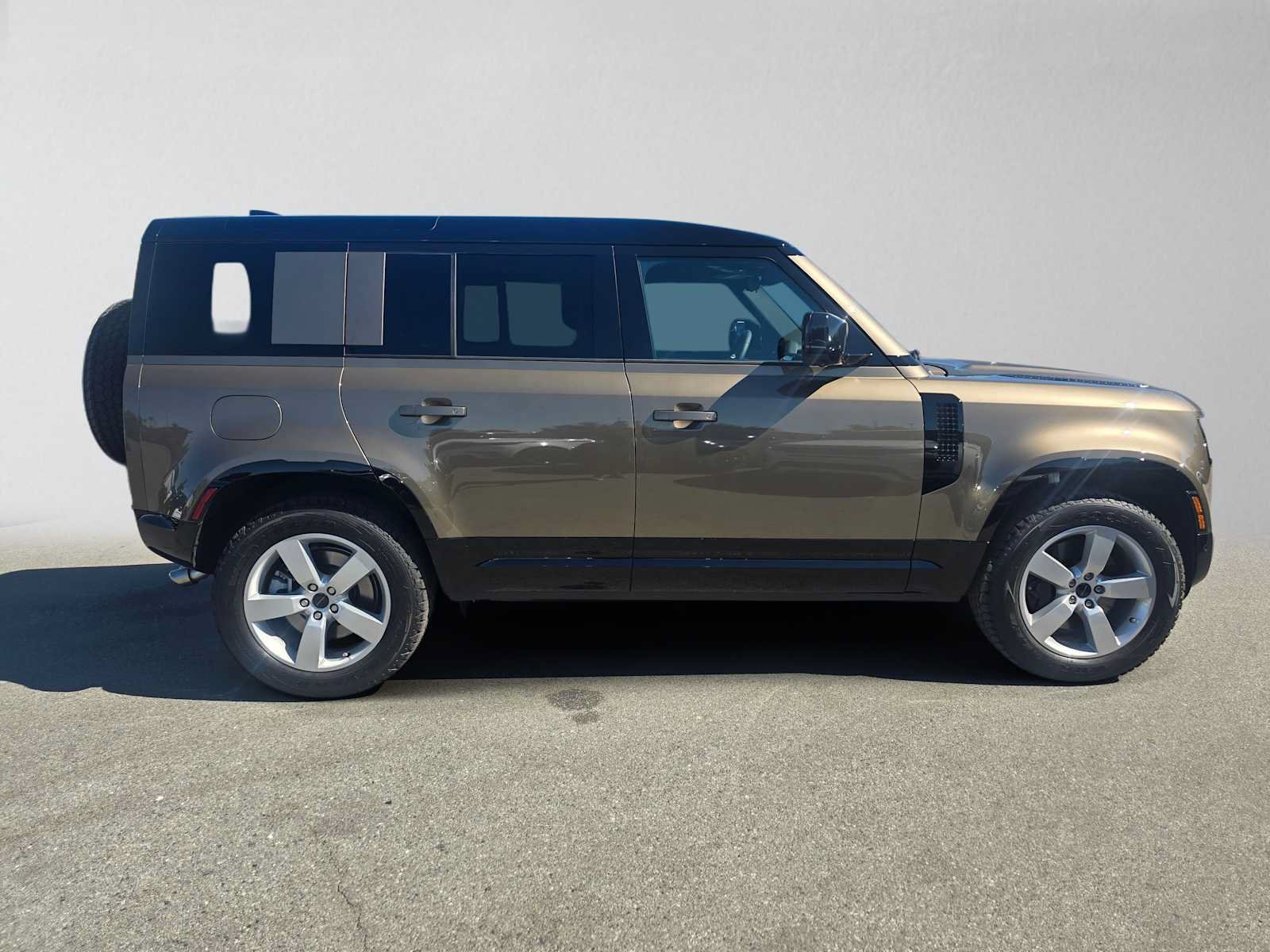 Used 2026 Land Rover Defender 110 X-Dynamic SE AWD/4WD image 6