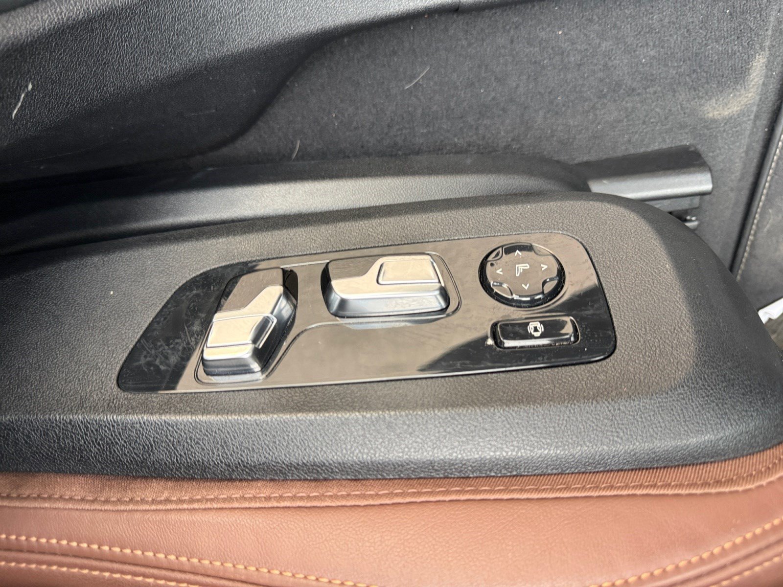 Used 2023 BMW X6 M50i w/ Parking Assistance Package AWD/4WD image 14