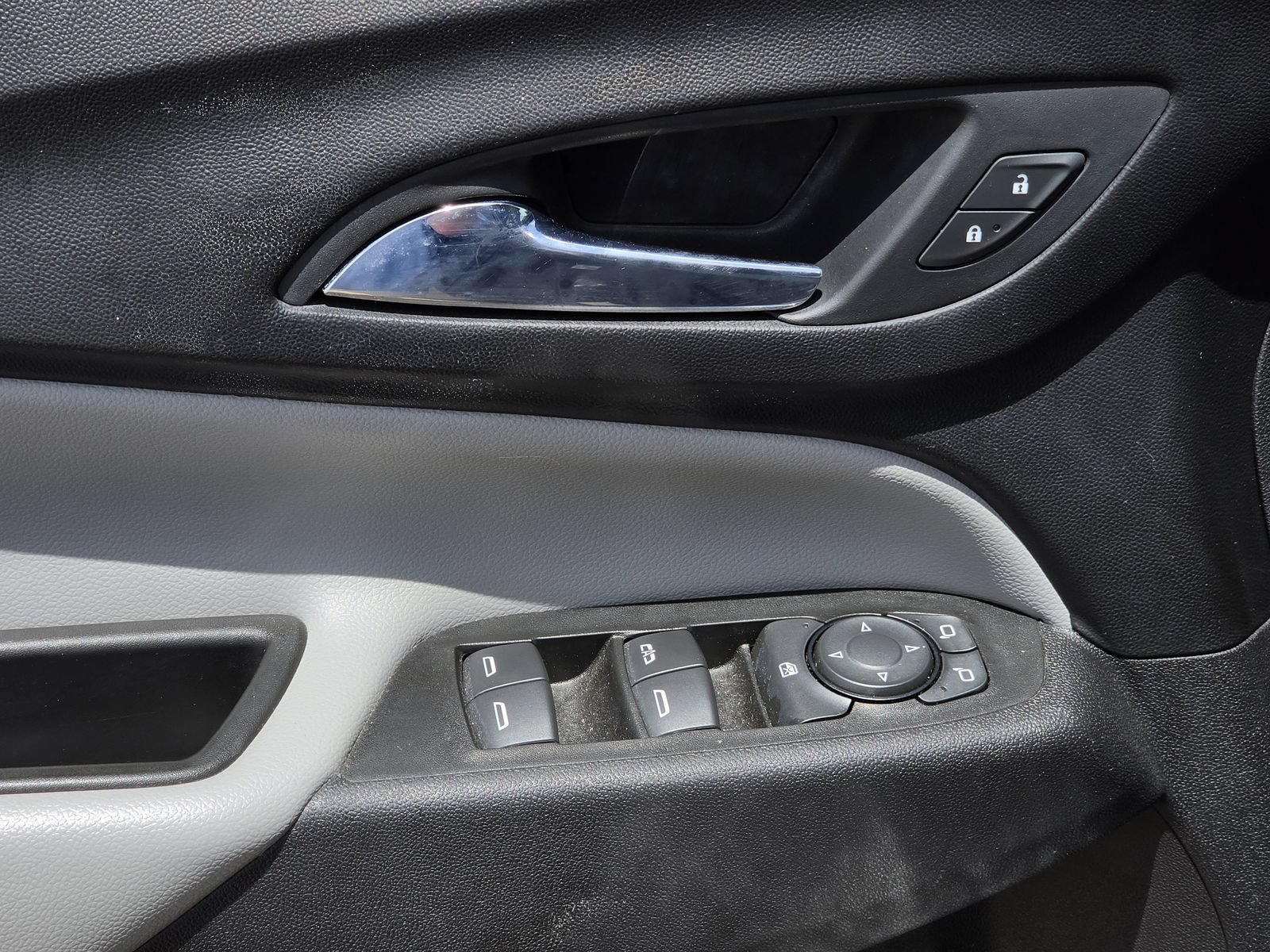 Used 2020 Chevrolet Equinox LS w/ LS Convenience Package FWD image 16