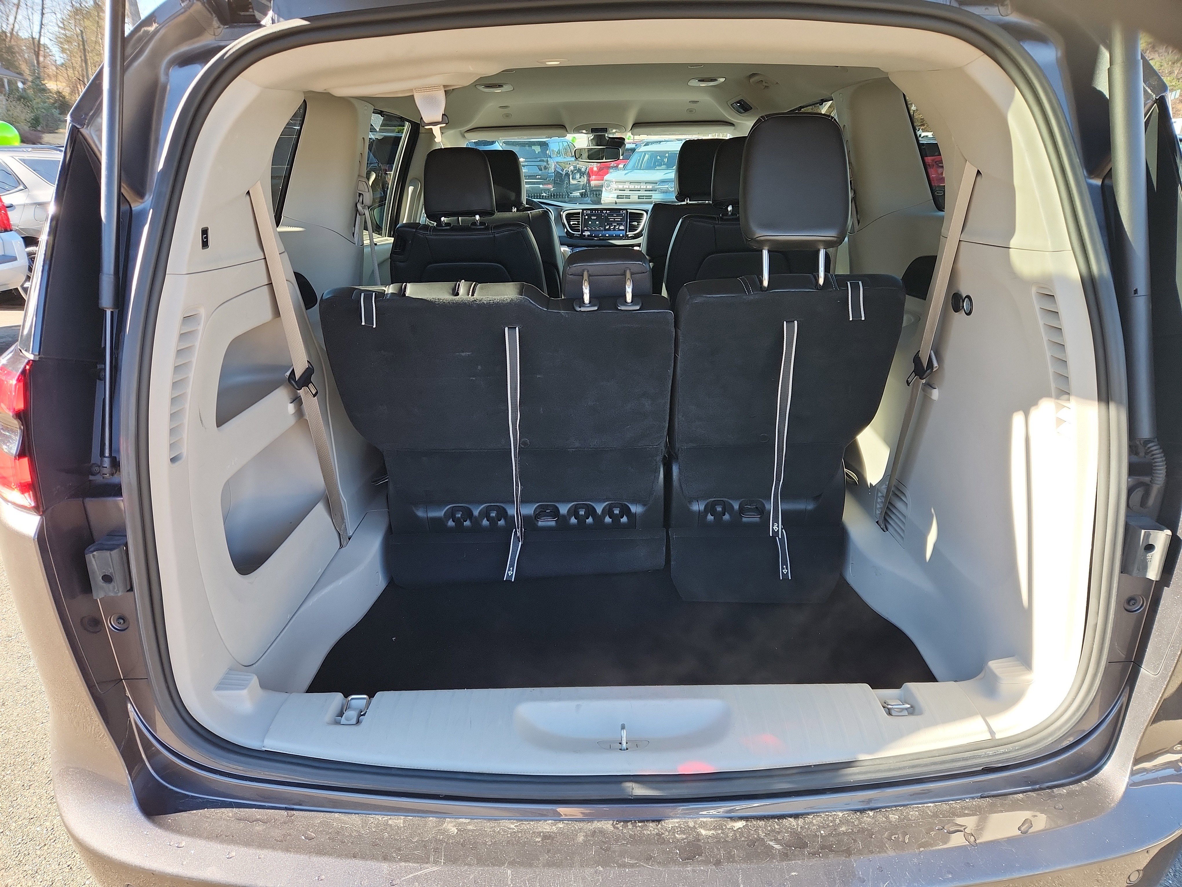 Used 2023 Chrysler Pacifica Touring-L image 40