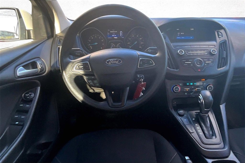 Used 2018 Ford Focus SE w/ SE Appearance Package image 9