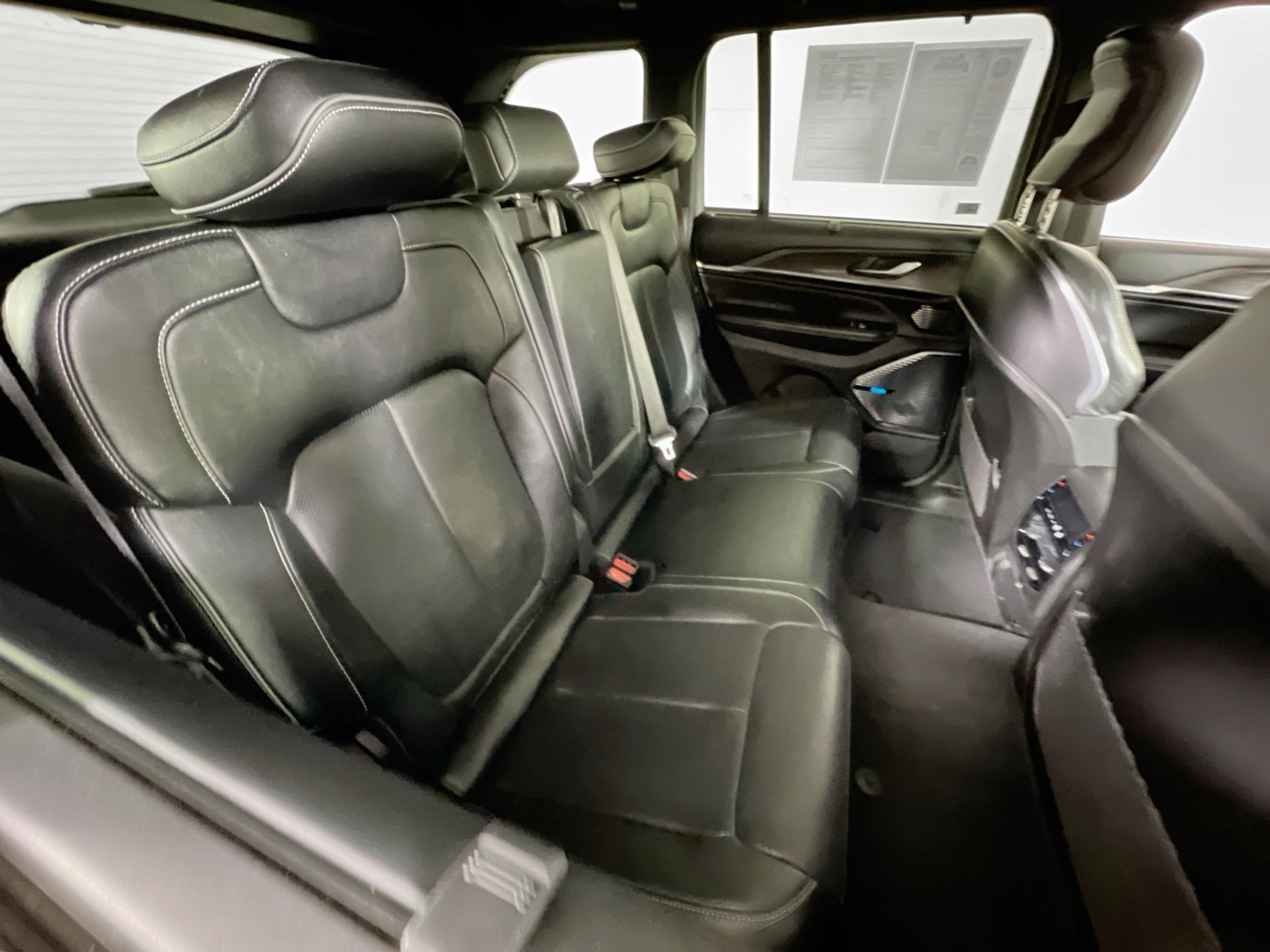 Used 2022 Jeep Grand Cherokee Overland w/ Luxury Tech Group IV AWD/4WD image 27