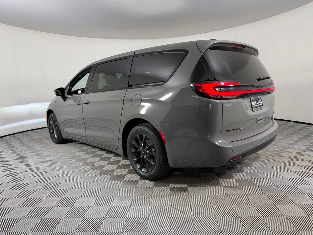 Used 2024 Chrysler Pacifica Select image 10