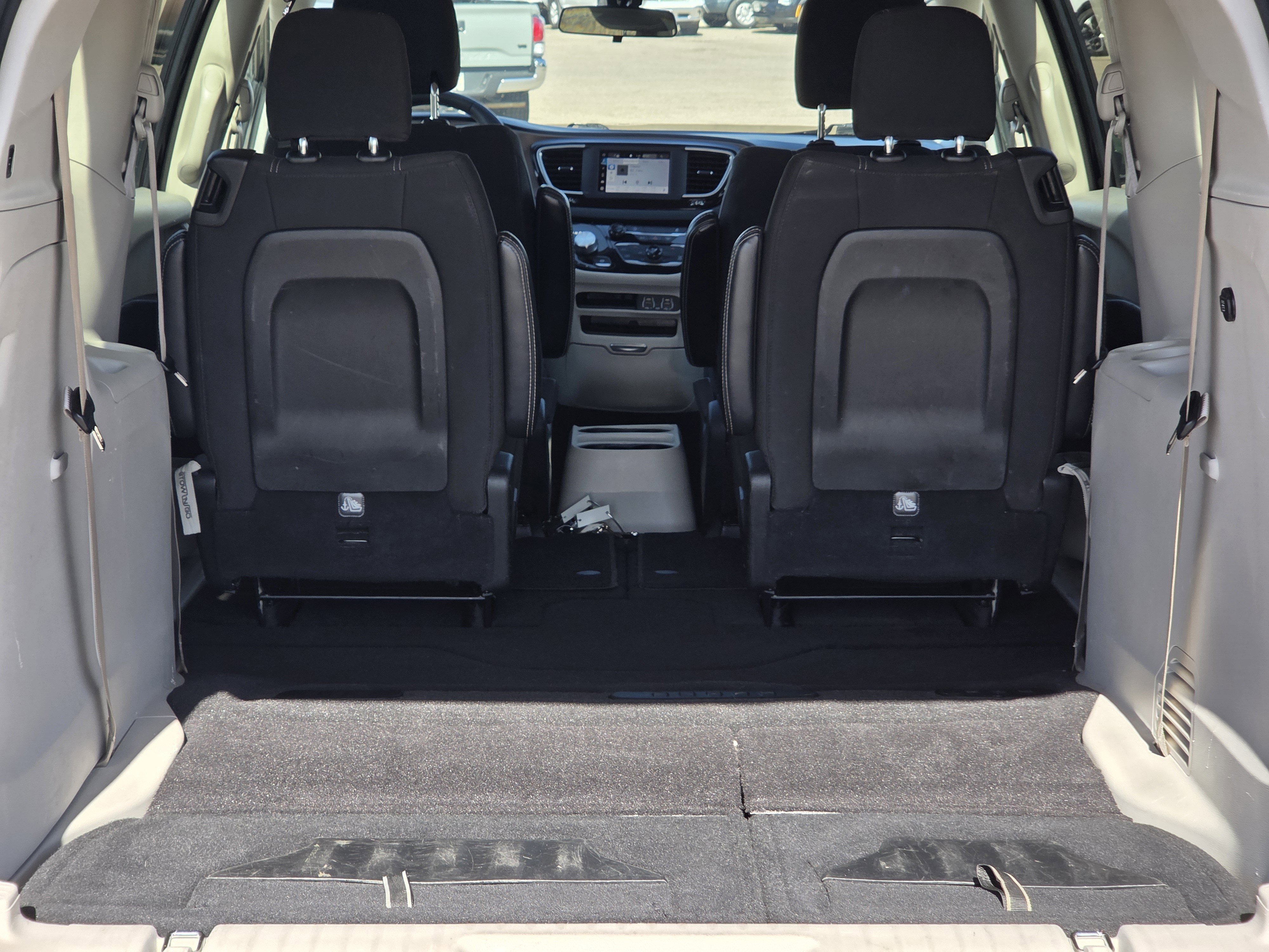 Used 2022 Chrysler Voyager LX image 21