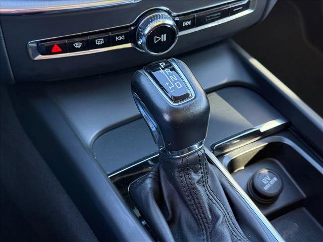 Used 2020 Volvo XC60 T5 Momentum image 16
