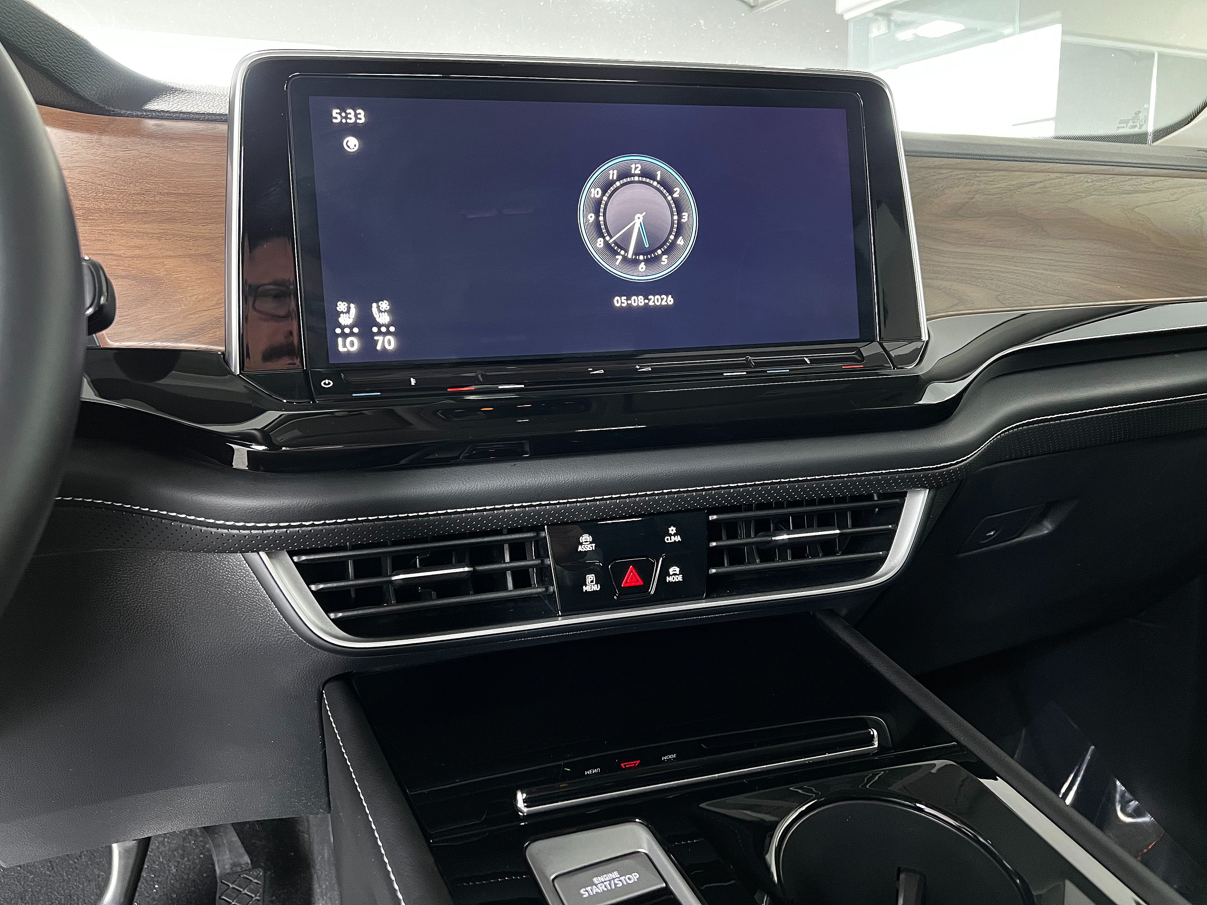 Used 2025 Volkswagen Atlas SE AWD/4WD image 16