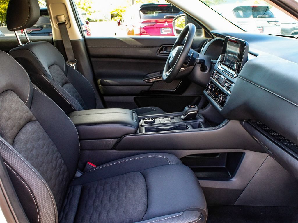 Used 2025 Nissan Pathfinder S AWD/4WD image 41