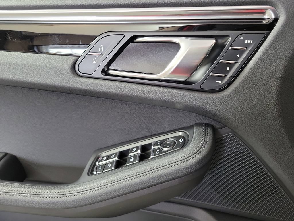 Used 2025 Porsche Macan AWD/4WD image 16