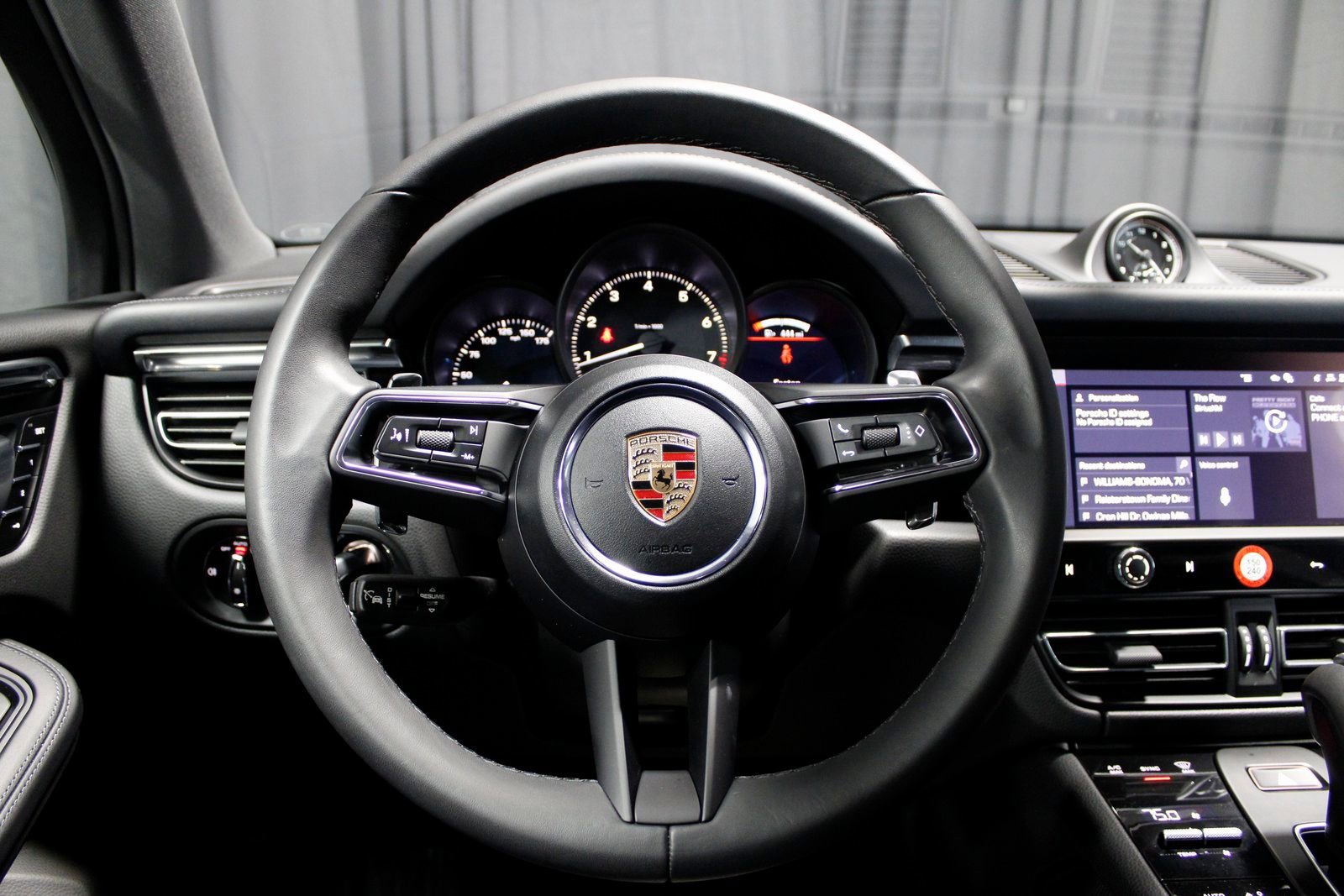 Certified 2025 Porsche Macan image 27