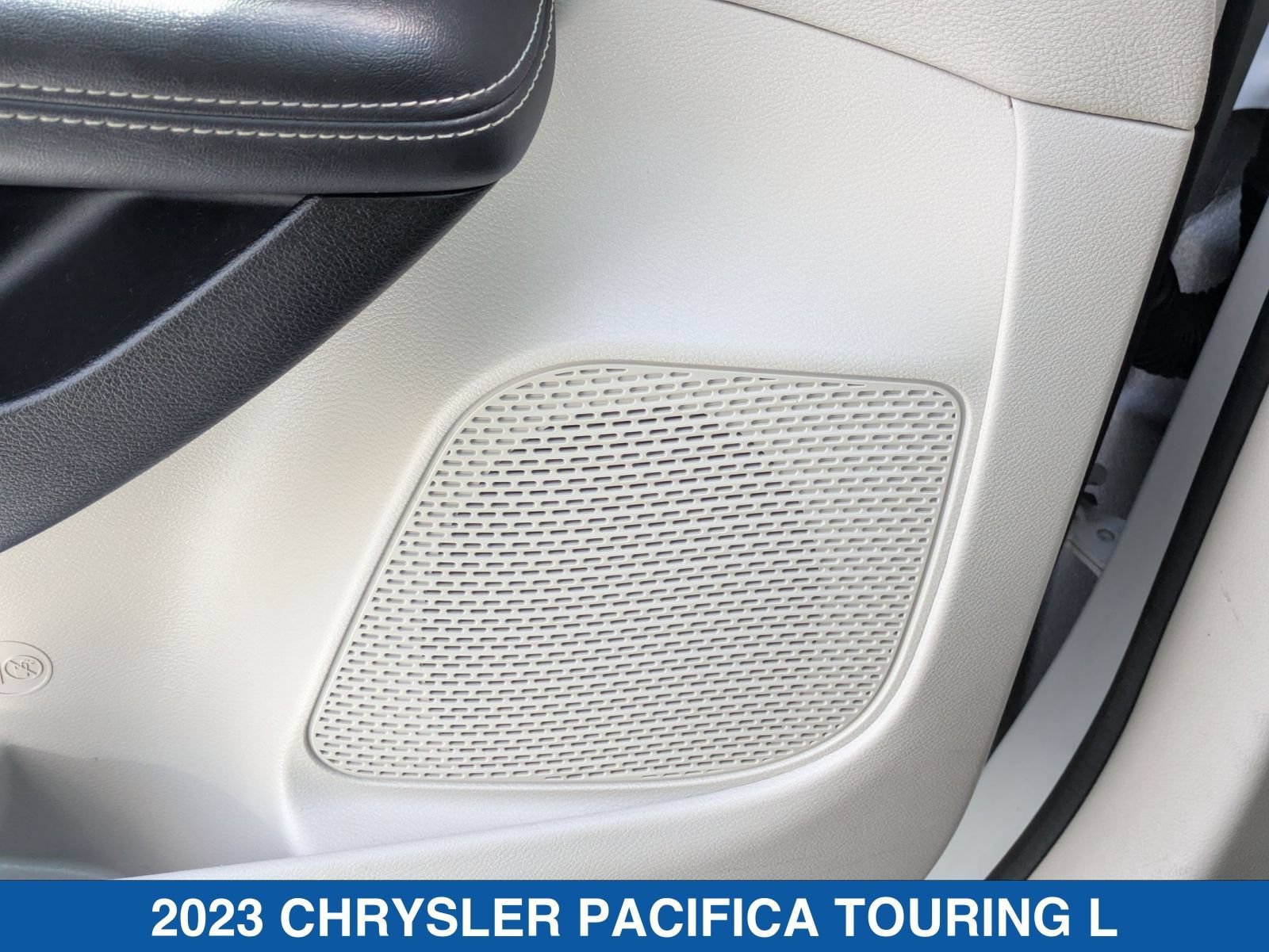 Used 2023 Chrysler Pacifica Touring-L FWD image 14