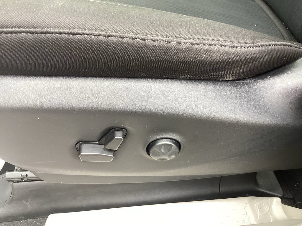 Used 2022 Chrysler Voyager LX FWD image 36