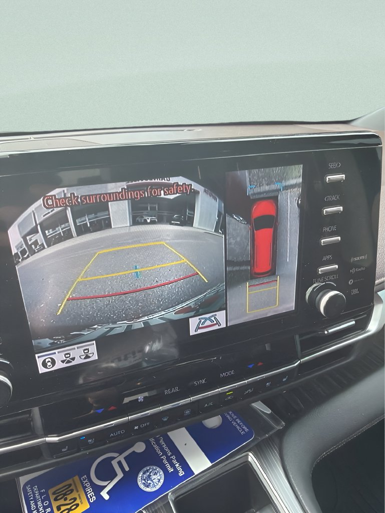 Used 2024 Toyota Sienna Platinum FWD image 6