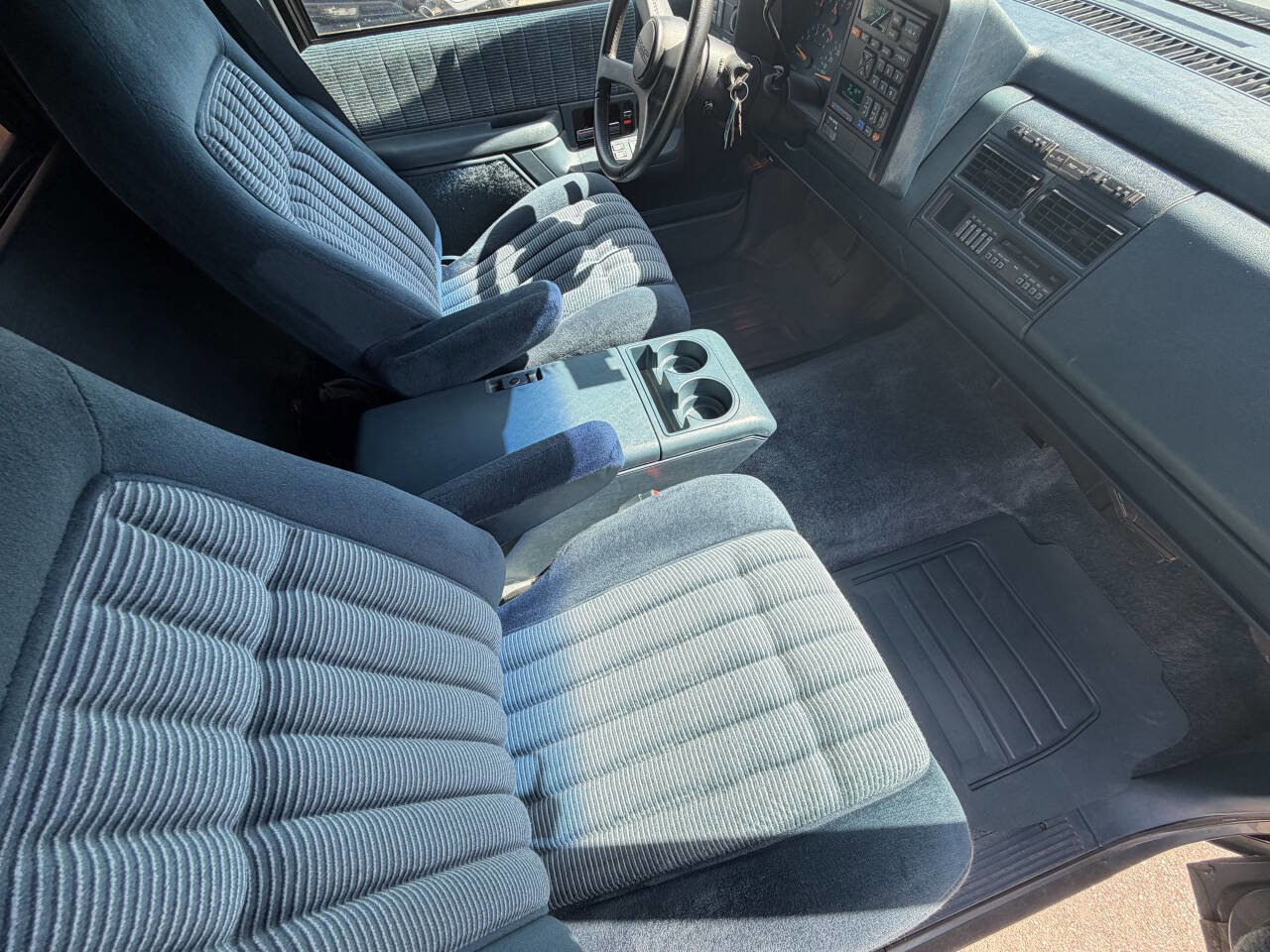 Used 1993 GMC Suburban 2500 image 17