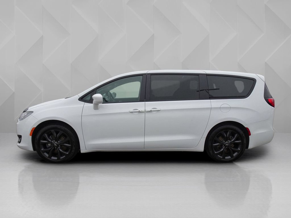 Used 2019 Chrysler Pacifica Touring Plus w/ S Appearance Package FWD image 2