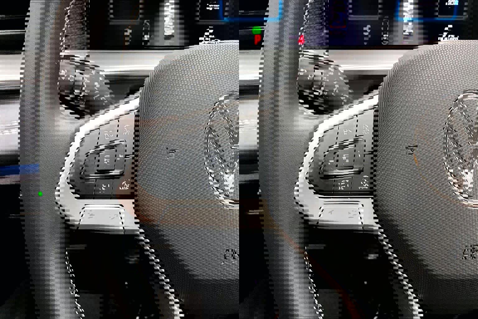 Used 2025 Volkswagen Tiguan SE image 21