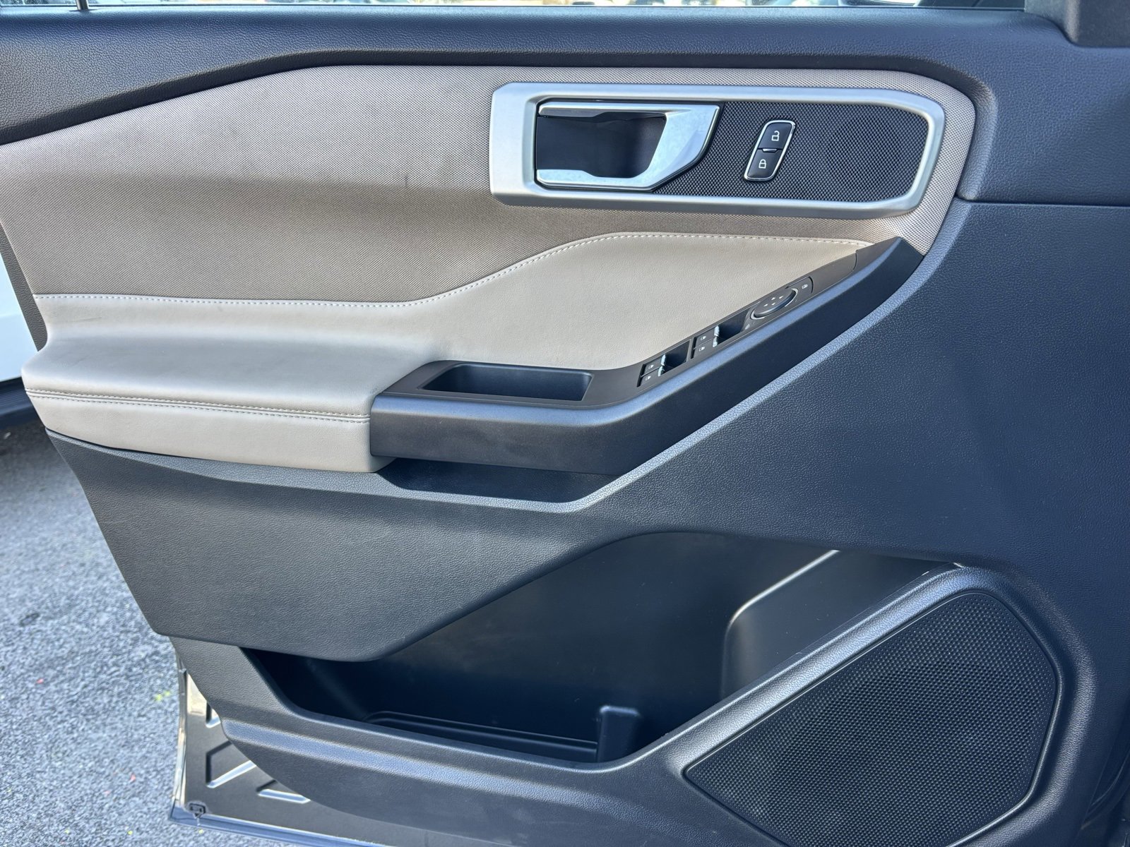 Used 2020 Ford Explorer XLT image 16