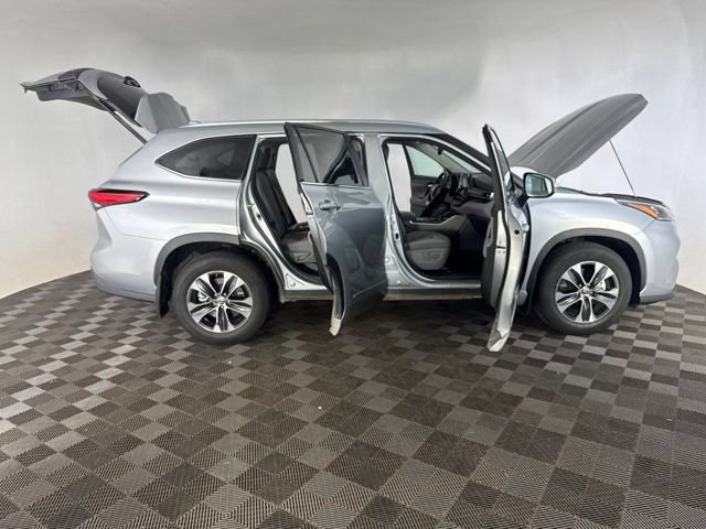 Used 2020 Toyota Highlander XLE w/ Protection Package #3 AWD/4WD image 16