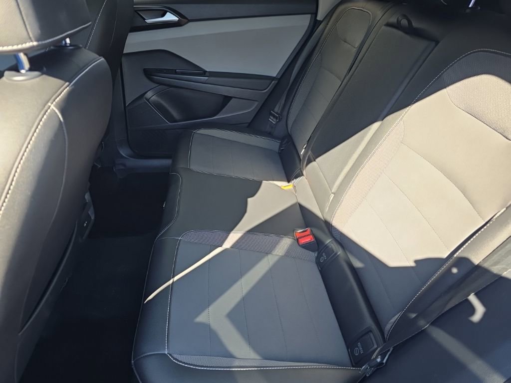 Used 2022 Volkswagen Taos SE w/ Panoramic Sunroof Package image 28