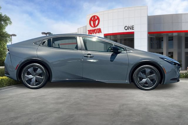 Used 2023 Toyota Prius LE FWD image 3