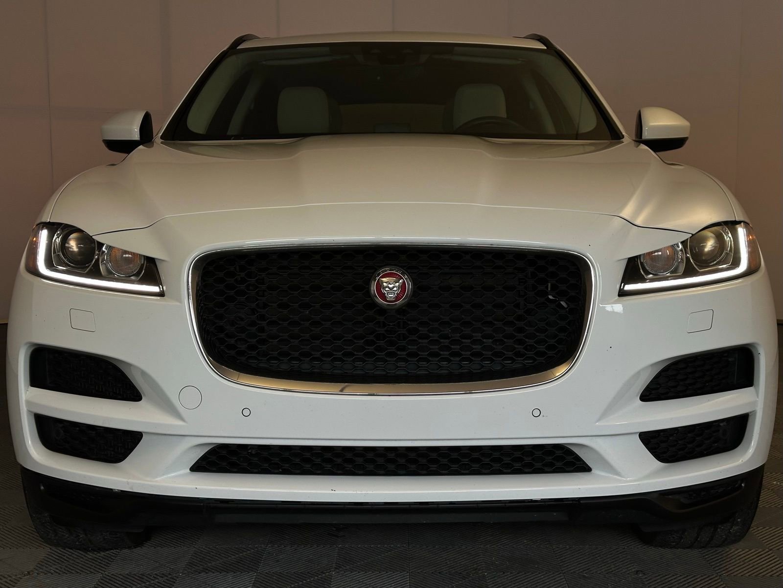 Used 2020 Jaguar F-PACE Premium image 22