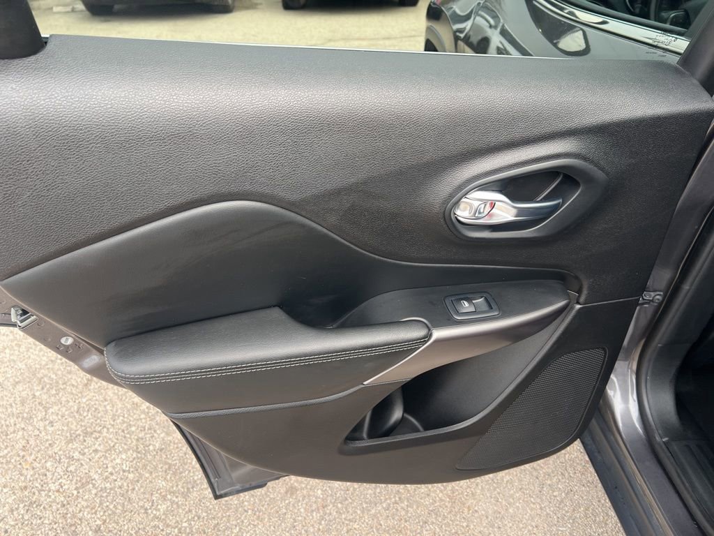 Used 2019 Jeep Cherokee Limited image 11