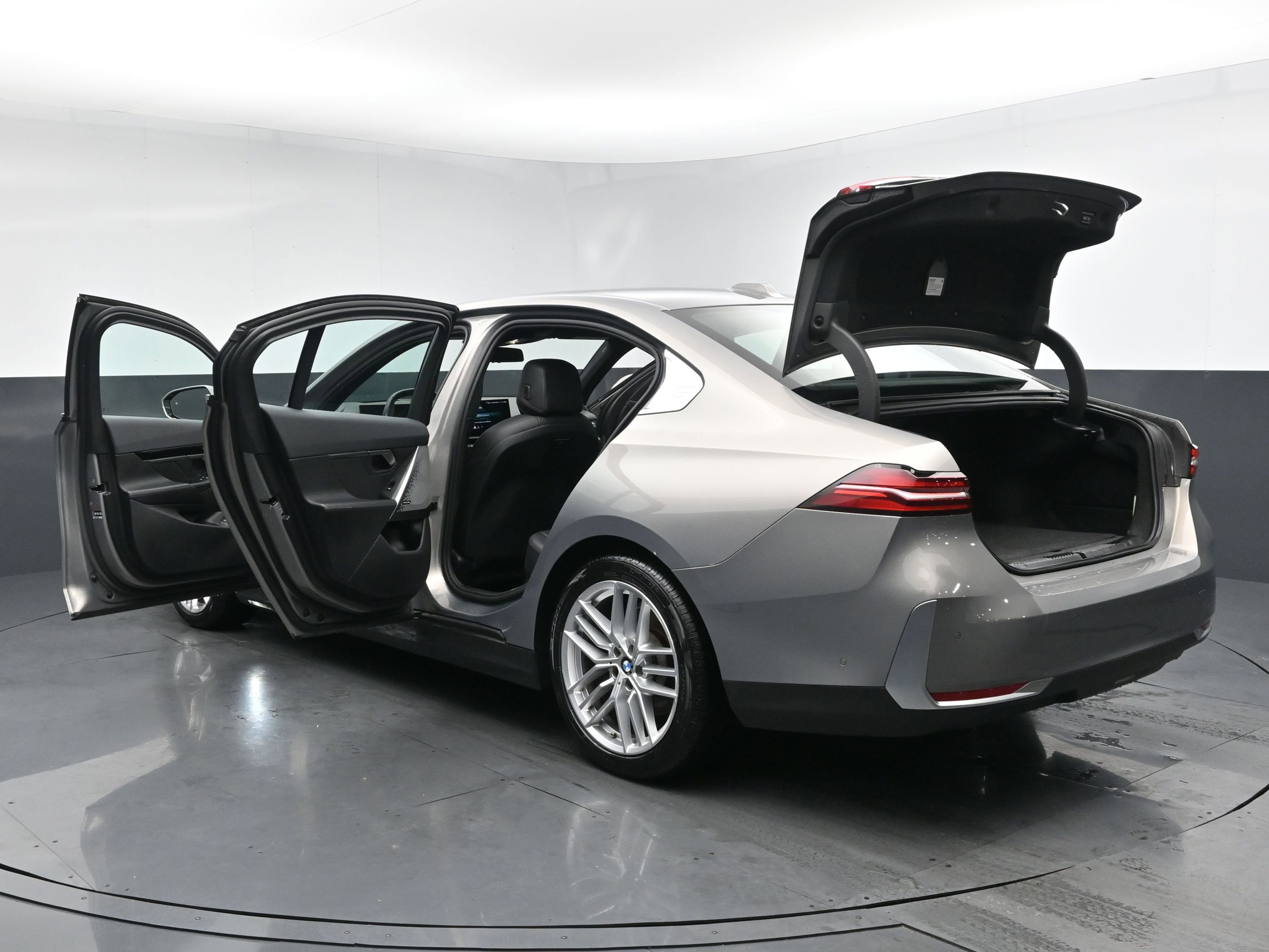 Used 2024 BMW 530i xDrive image 32
