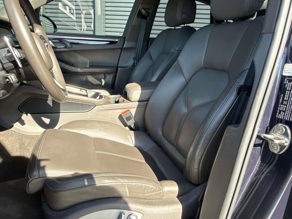 Certified 2023 Porsche Macan Turbo image 4