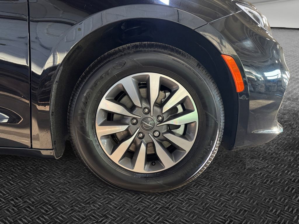 Used 2025 Chrysler Pacifica Select w/ Uconnect Theater Family Group image 11