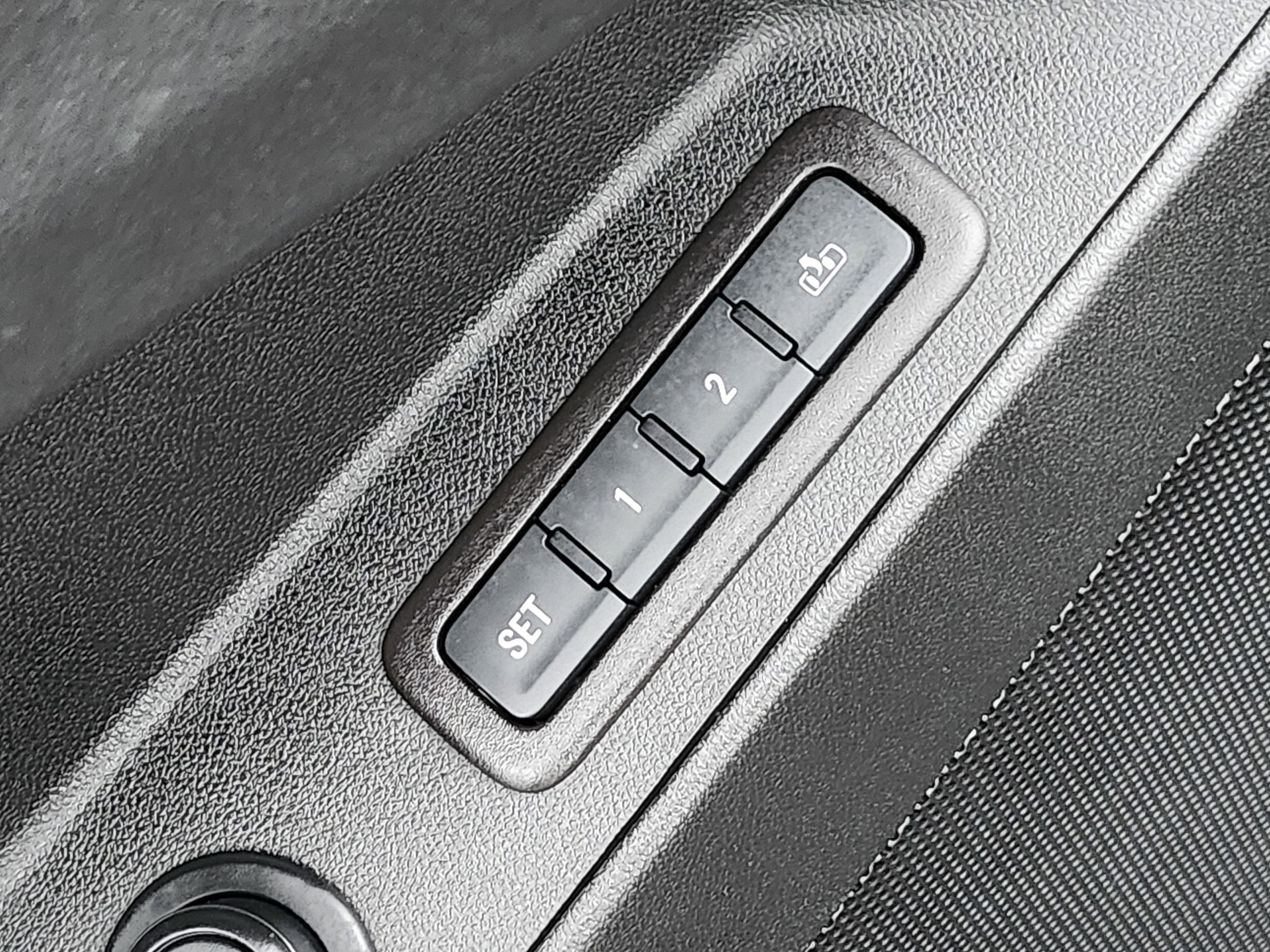 Used 2020 Chevrolet Equinox LT w/ Midnight Edition image 20