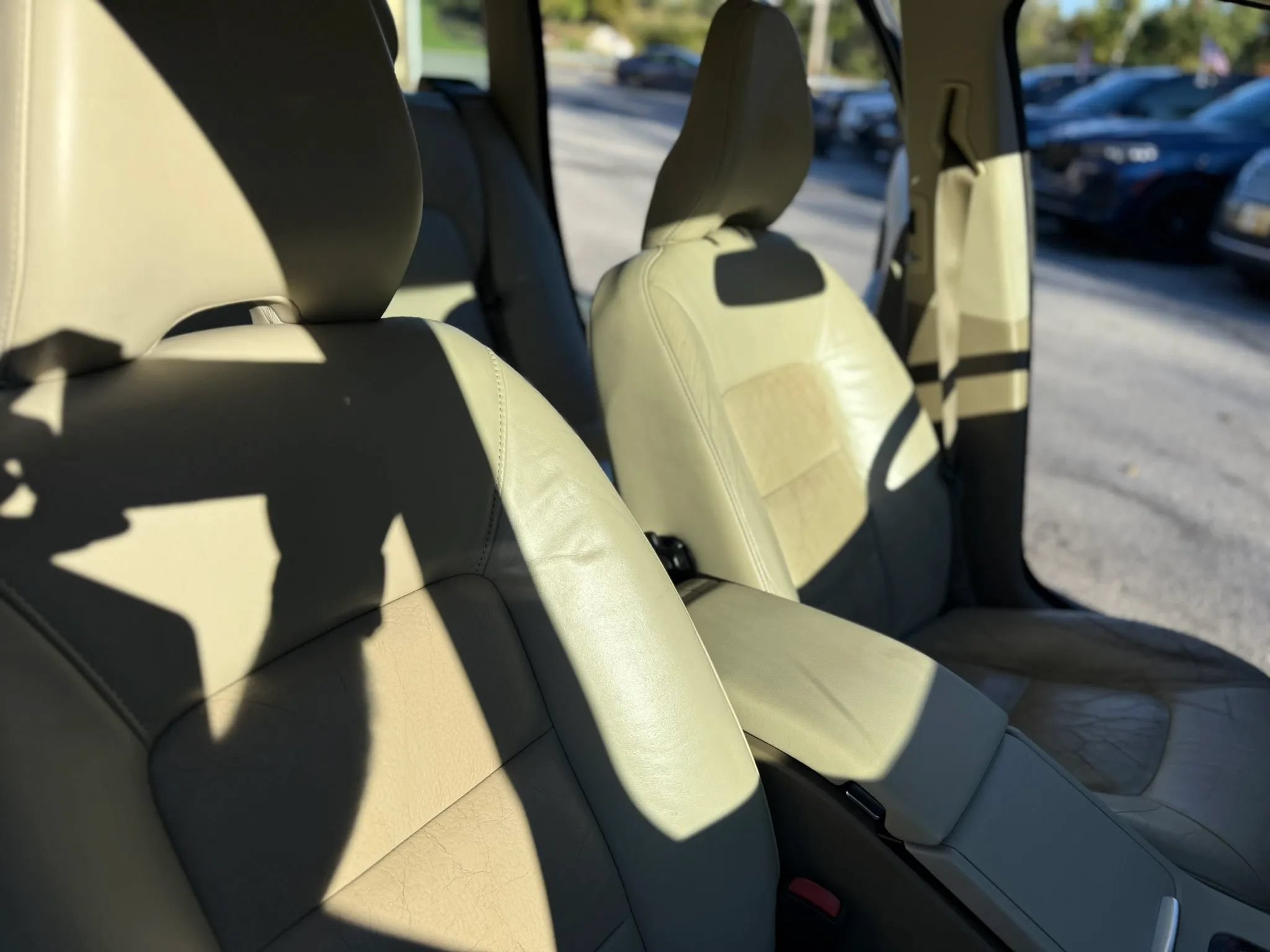 Used 2010 Volvo V70 R-Design FWD image 19